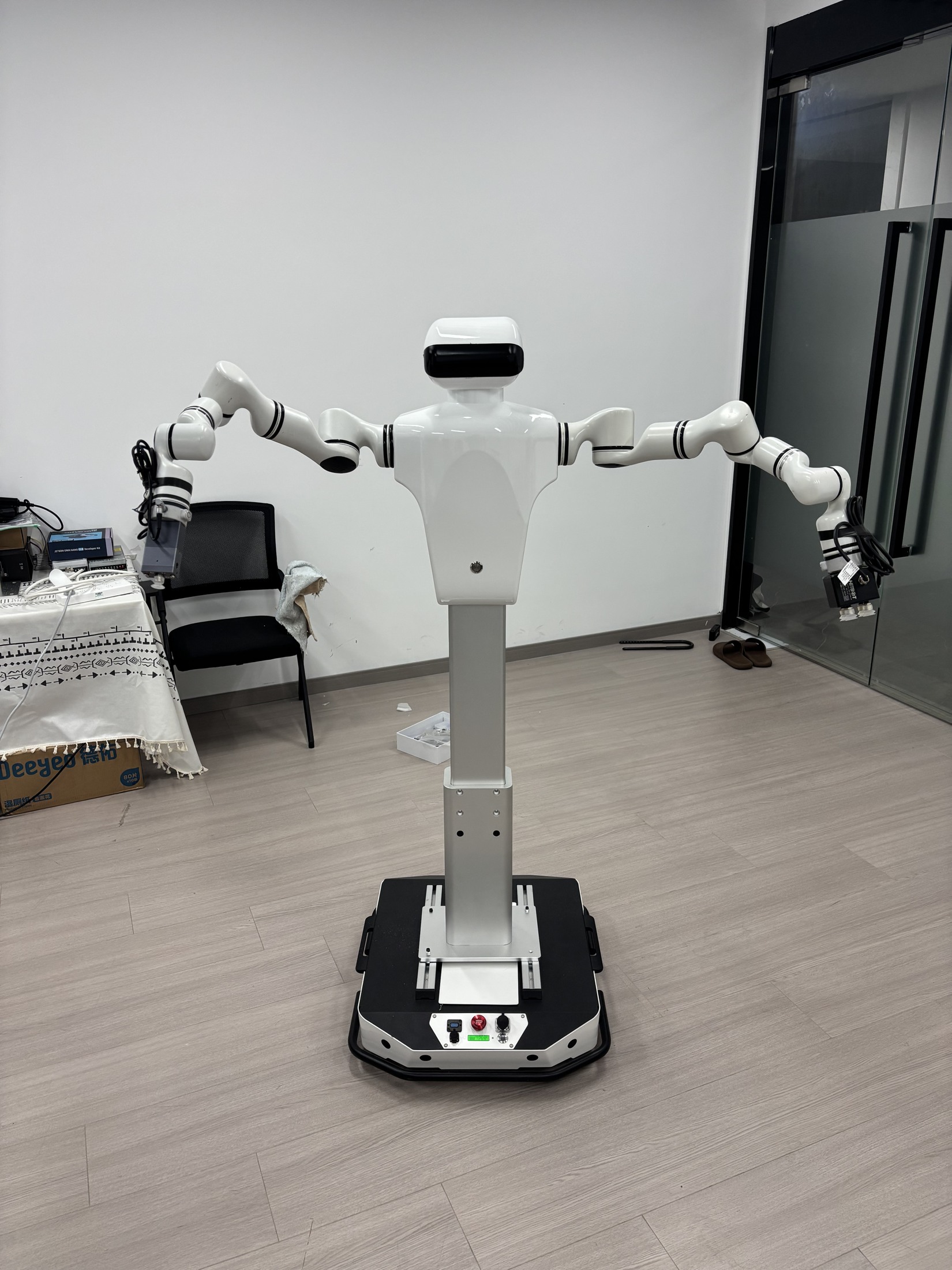 VIA知行视域轮式双臂机器人整机,展示双臂、机身与移动底盘